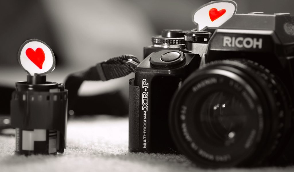 серый фон, черно-белые, фотоаппарат, бумага, объектив, макро, пленка, чувство, сердце, камера, любовь