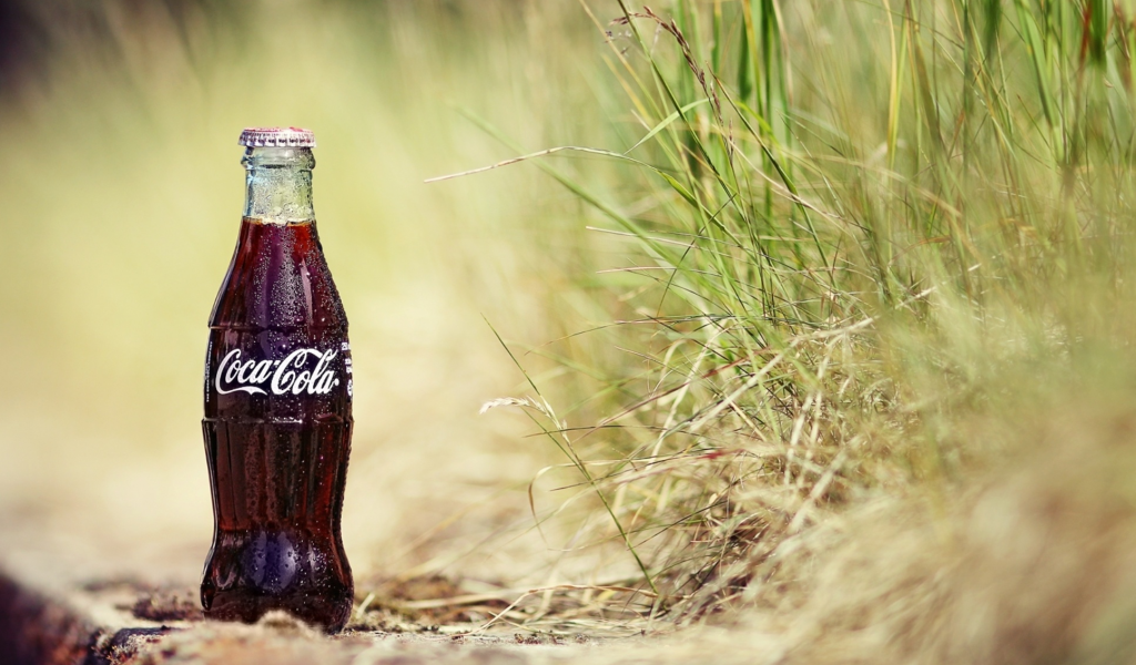 кока-кола, обои, трава, фон, капли, coca-cola, напиток, растения, wallpapers, бутылка, газировка, кола, песок