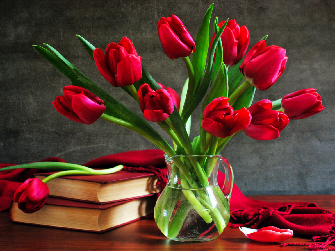 книги, тюльпаны, ваза, букет