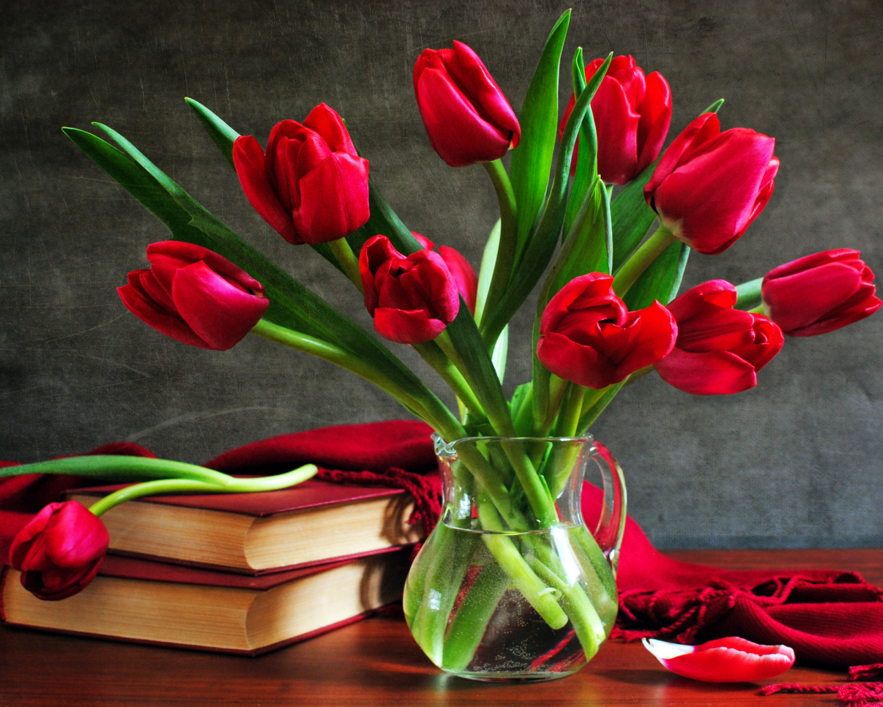 книги, тюльпаны, ваза, букет
