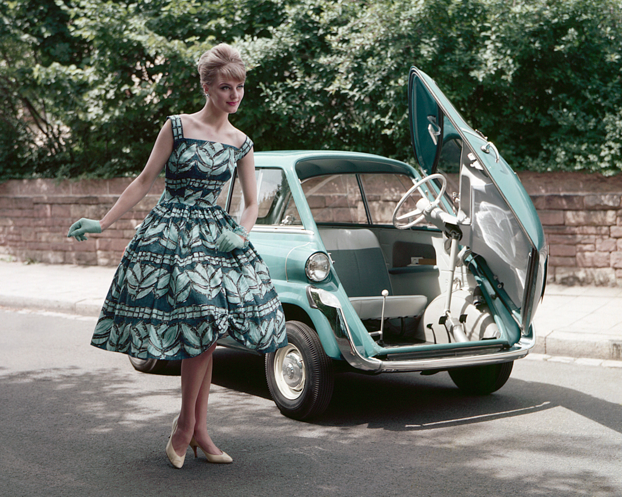 в платье, девушка, а-ля 60 годы, автомобиль, микро, красивая, девушки, девушка