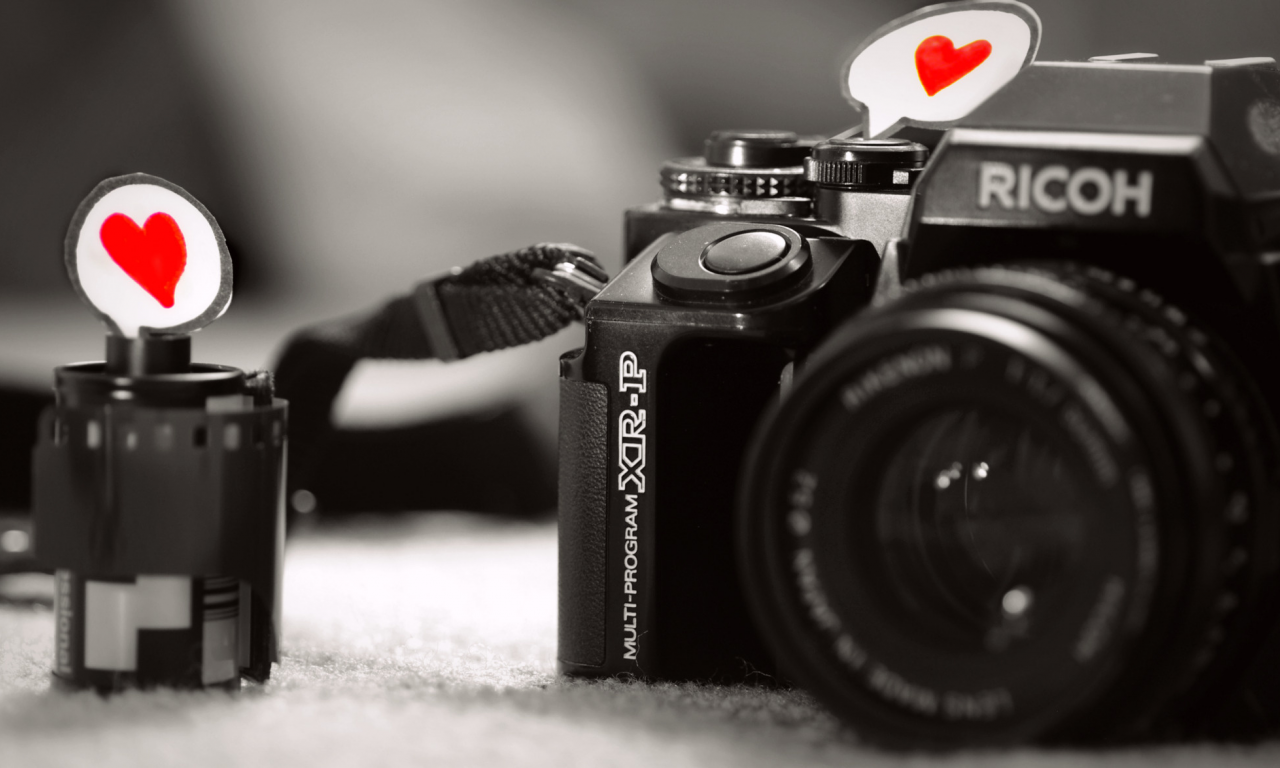 серый фон, черно-белые, фотоаппарат, бумага, объектив, макро, пленка, чувство, сердце, камера, любовь