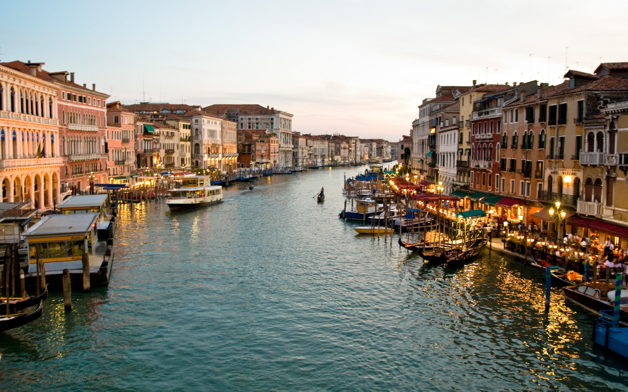 Венеция, гондольеры, канал
