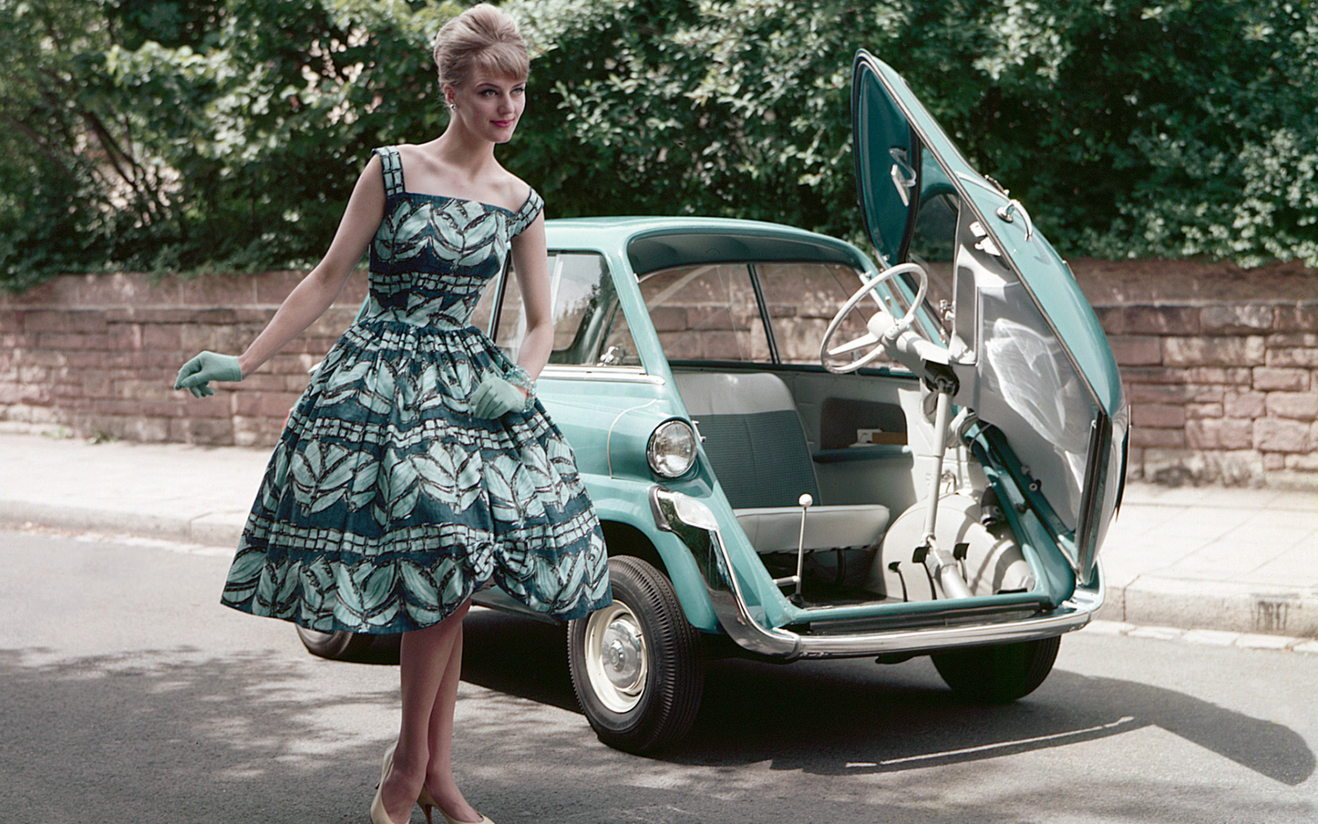 в платье, девушка, а-ля 60 годы, автомобиль, микро, красивая, девушки, девушка