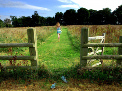 бег, поле, трава, ограда, тапочки, девушка