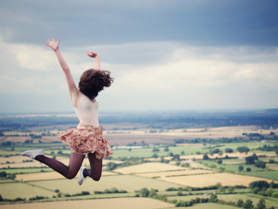 девушка, прыжок, небо, юбка, волосы, поля, полёт, облако