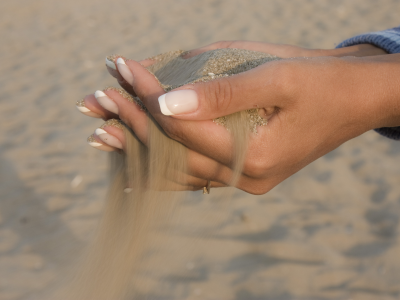 пальцы, руки, песок