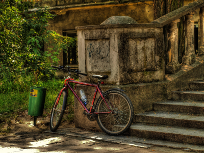 велосипед, ожидает хозяина, красный, лестница