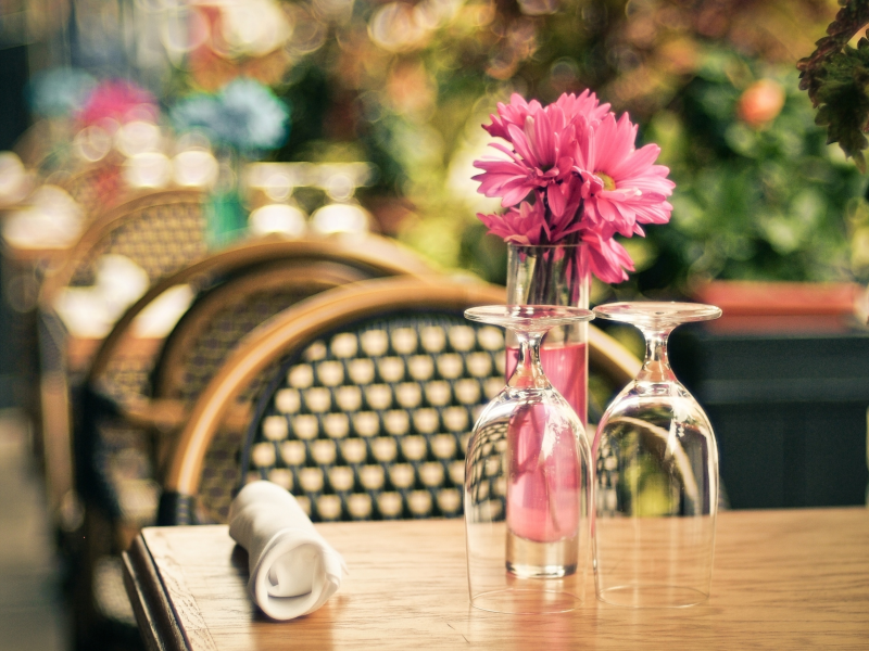 кафе, цветы, столики, бокалы, стулья, салфетка