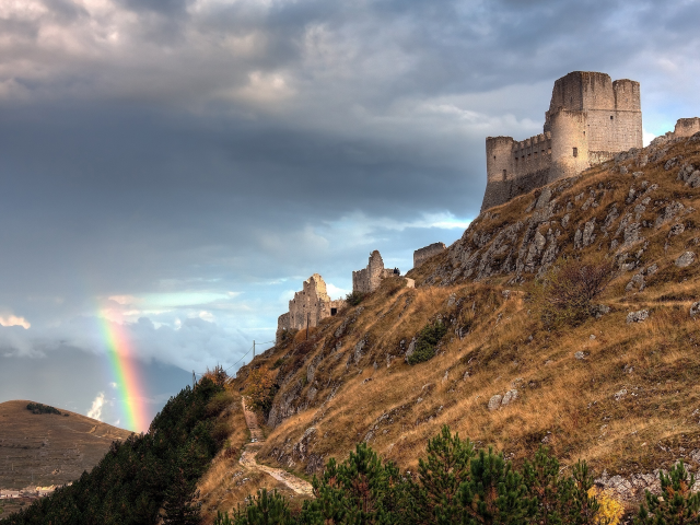 Крепость, радуга, горы, руины