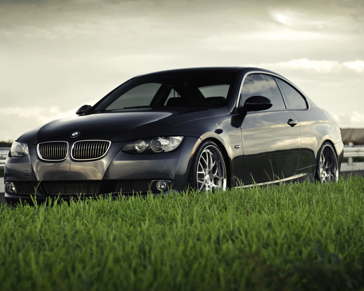 машины, авто, bmw, трава, 335i coupe, купе, автомобили, небо, фокус, бмв, машины