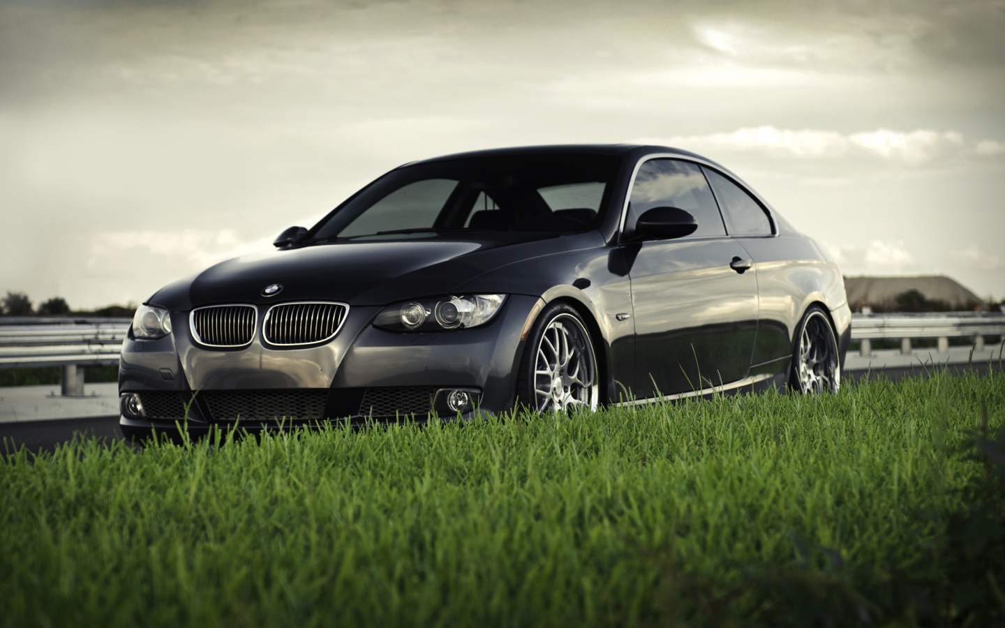 машины, авто, bmw, трава, 335i coupe, купе, автомобили, небо, фокус, бмв, машины