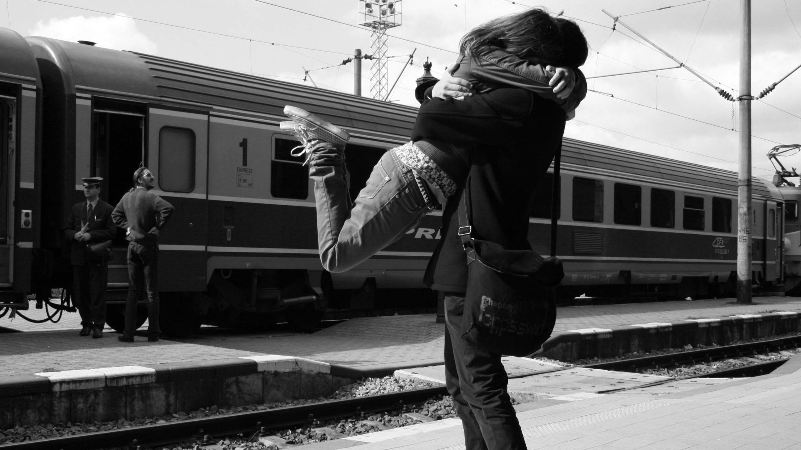 поезд, любовь, объятья