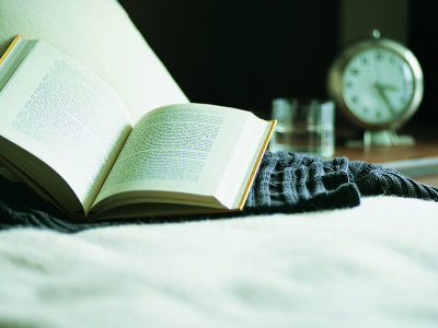 отдых, книга, свитер, будильник, стол, чтение, диван, макро, воды, стакан, часы