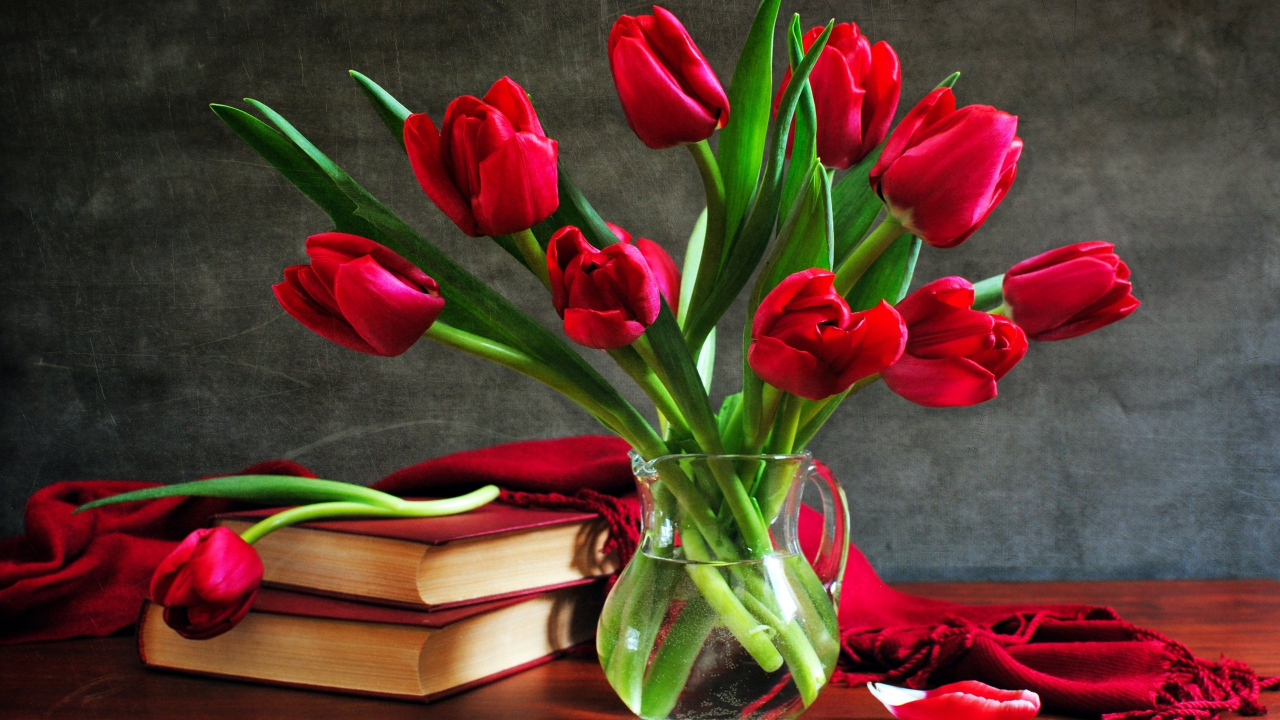 красный, графин, книги, тюльпаны