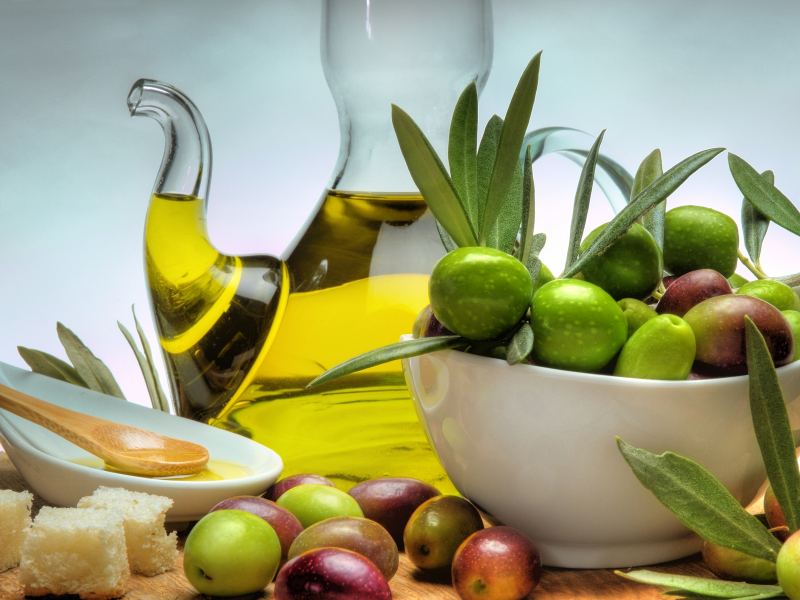 оливки, тарелка, графин, масло, стол