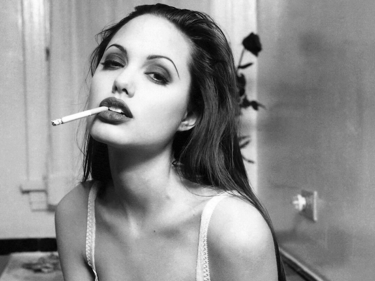 курит, Angelina Jolie, smokes, Анджелина Джоли