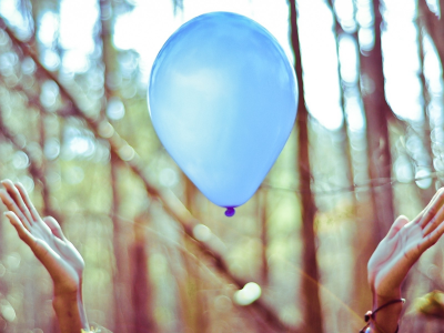 руки, воздушные шары, balloons, trees, деревья, боком, hands, bokeh, плавающие, floating