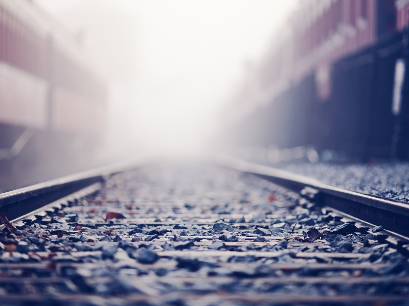 bokeh, боке, sunlight, поезда, рельсы, камни, railroad tracks, stones, солнечный свет, depth of field, глубина резкости, trains