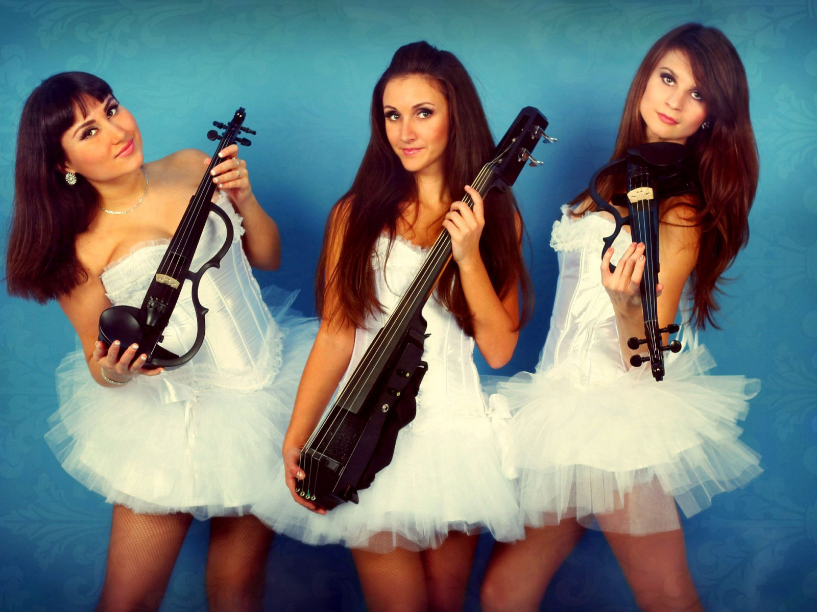 violin group dolls, девушки, скрипачка, скрипачки, виолончель виолончелистка, трио, доллс, синий, белый, голубой, узор, электроскрипка, электроскрипачки, электровиолончель, шоу, красивые девушки, куколки, струнное трио, музыканты