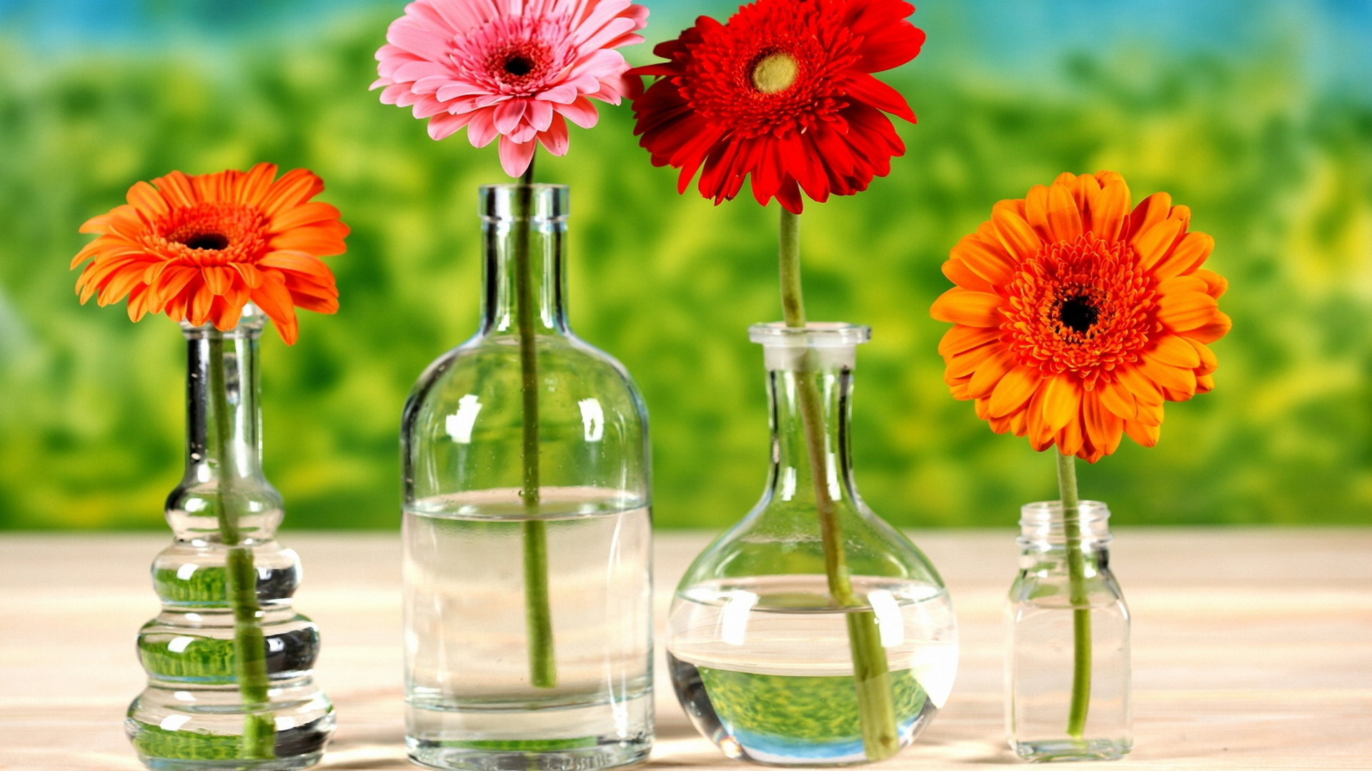 стол, бутылка, хризантемы, Вазы, цветы, вода, яркость