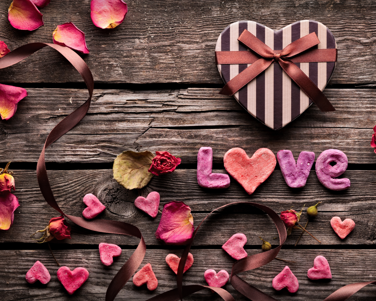 love, лента, коробка, сердечки, лепестки, Стол, цветы