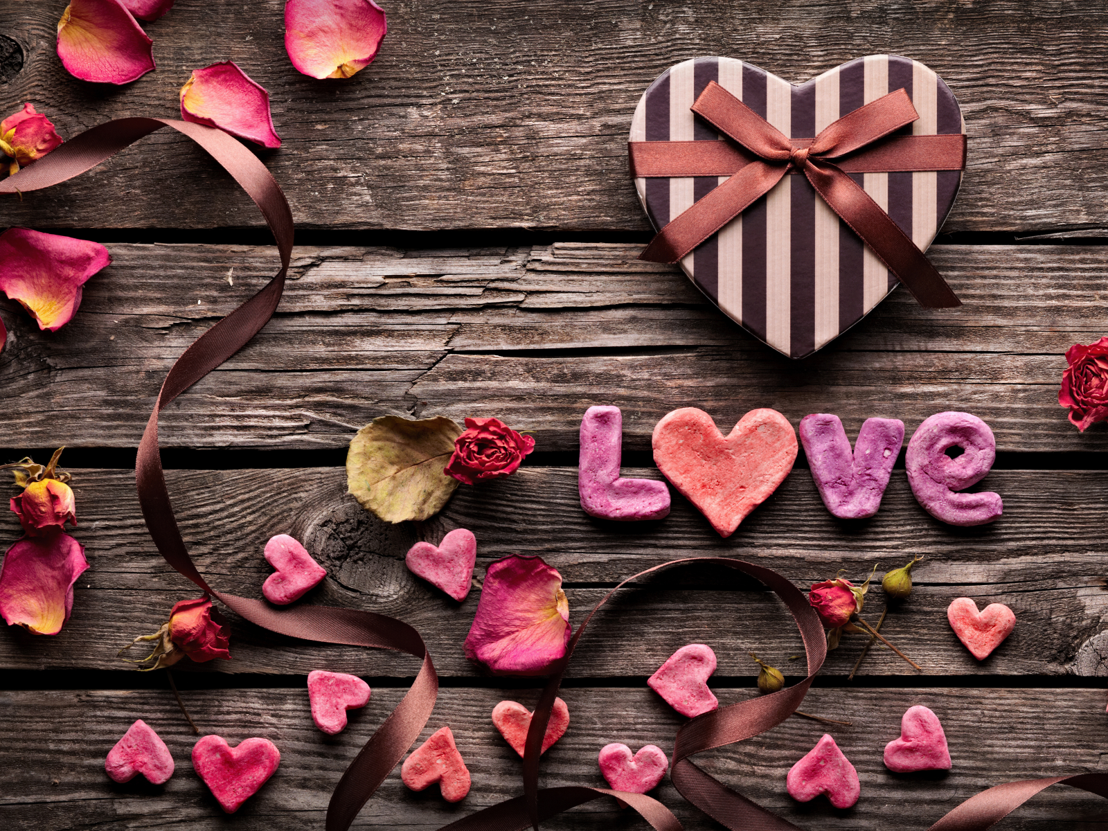 love, лента, коробка, сердечки, лепестки, Стол, цветы