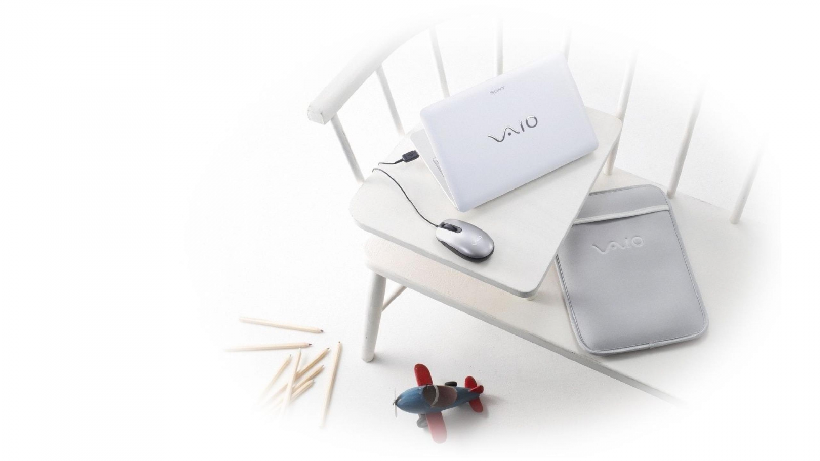 игрушка, vaio, белый фон, мышка, Sony, ноутбук, скамейка