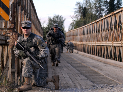 Солдаты, мост, оружие
