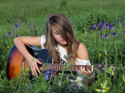 гитара, девушка, трава, поляна, зелёная, дека, струны