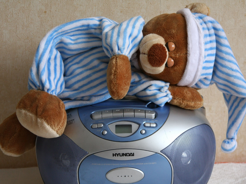 спит, медведь, магнитофон, игрушка, мишка, пижама