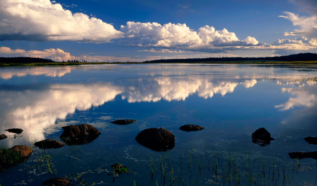 камни, деревья, фото, трава, озеро, природа, лес, облака, вода, небо, отражение