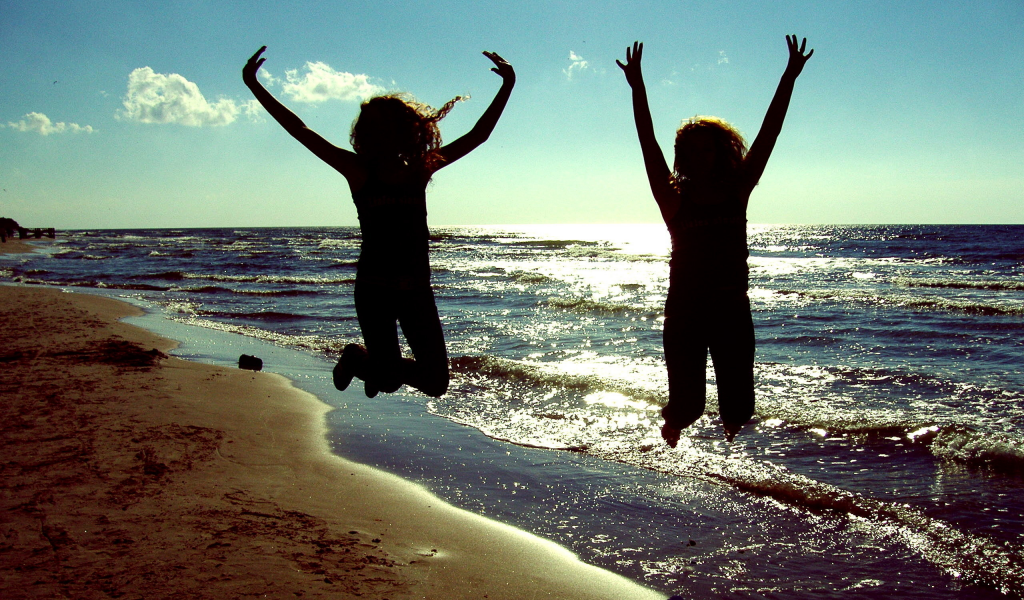 прыжок, солнце, море, двое, небо, песок, пляж