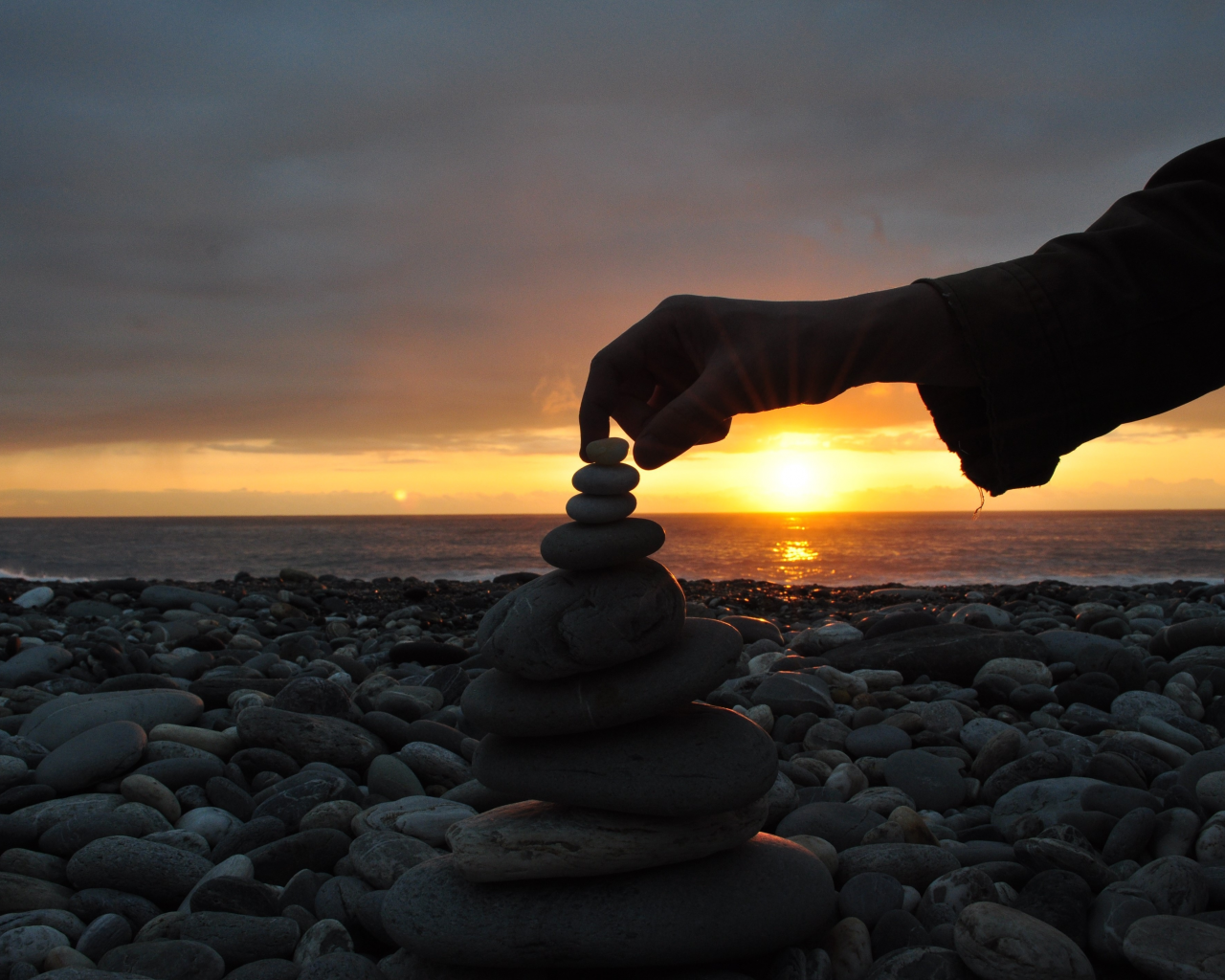 sky, камни, sun, рука, небо, побережье, пейзаж, evening, beautiful nature wallpapers, sunset, облака, seashore, закат, stones, clouds, landscape, пирамидка, вечер, солнце