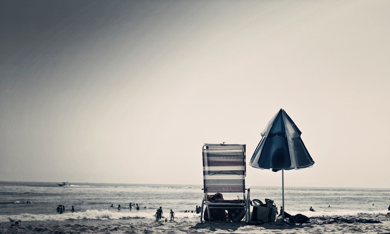 горизонт, пляж, отпуск, черно-белые, радость, песок, побережье, пейзаж, отдых, наслаждение, зонтик, берег, шезлонг, beach
