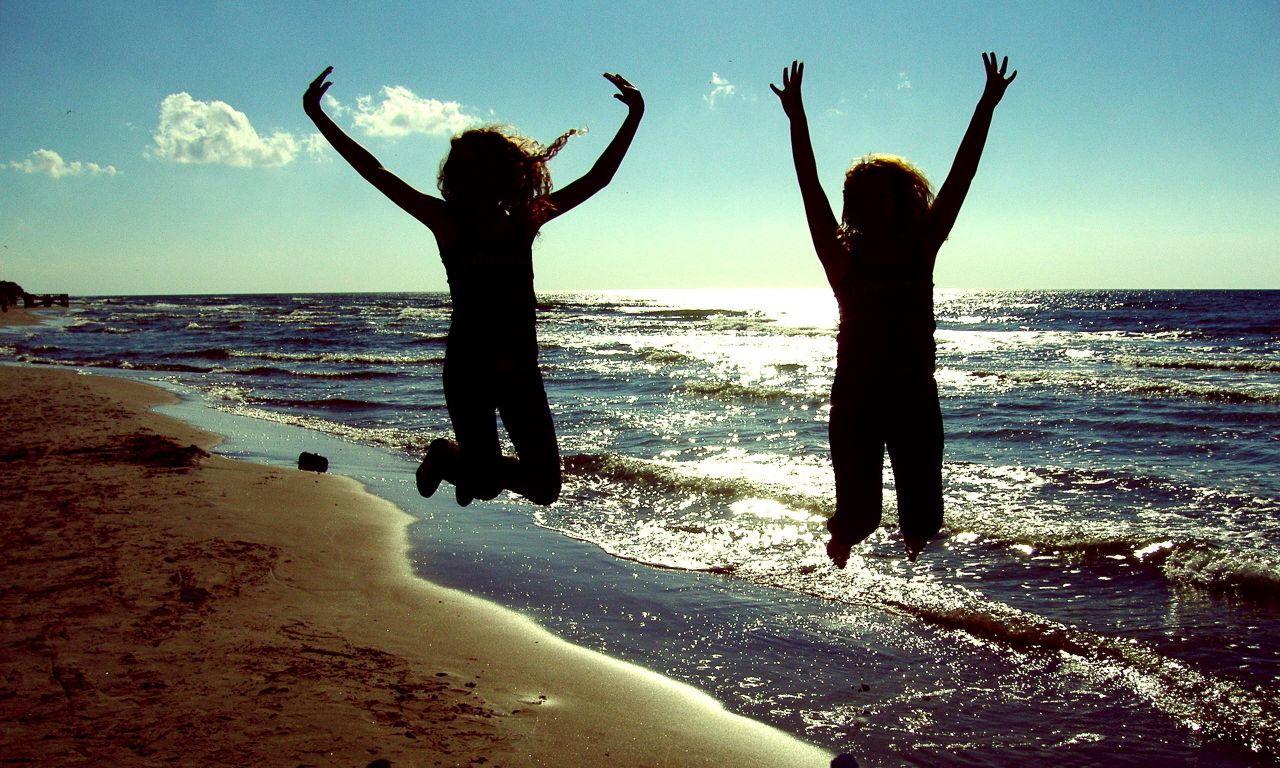 прыжок, солнце, море, двое, небо, песок, пляж