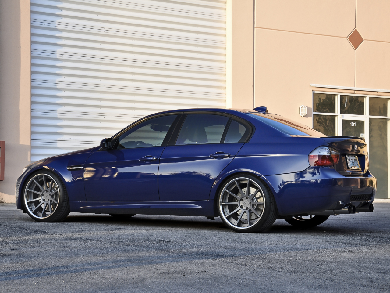 bmw m3 e90, дом, асфальт