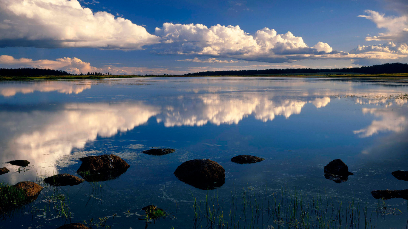 камни, деревья, фото, трава, озеро, природа, лес, облака, вода, небо, отражение