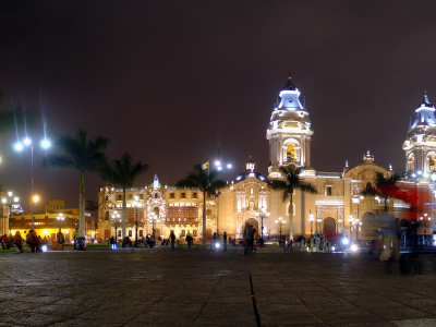 дома, город, люди, перу, фото, здания, peru, собор, вечер, лима, площадь, кафедральный, пальмы, lima, ночь, огни, панорама