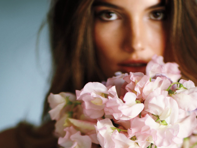 lily aldrige, flowers, букет, взгляд