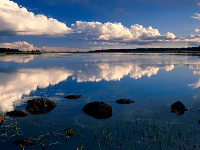 камни, деревья, фото, трава, озеро, природа, лес, облака, вода, небо, отражение