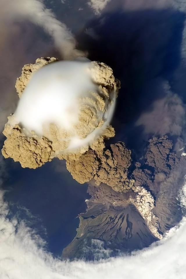 вид из космоса, дым, облака, извержение вулкана