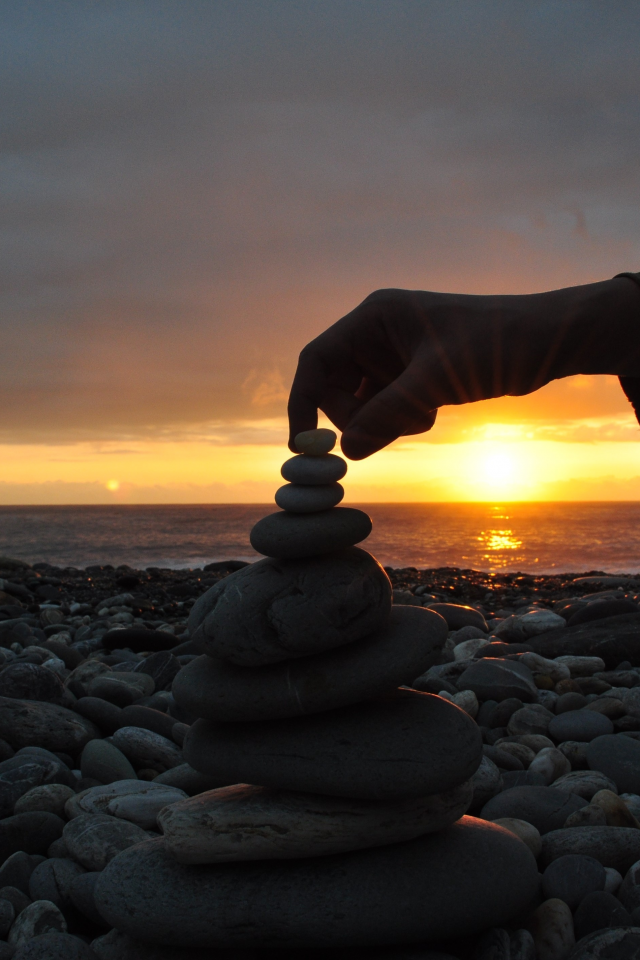 sky, камни, sun, рука, небо, побережье, пейзаж, evening, beautiful nature wallpapers, sunset, облака, seashore, закат, stones, clouds, landscape, пирамидка, вечер, солнце