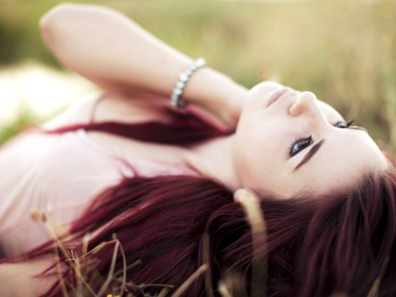 смотрит, девушка, трава, лежит, рыжие волосы, взгляд, девушка в траве