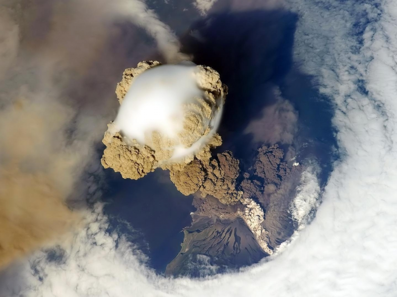 вид из космоса, дым, облака, извержение вулкана