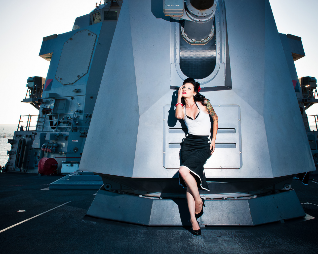 pinup model shot on a us navy destroyer, палуба, пушка