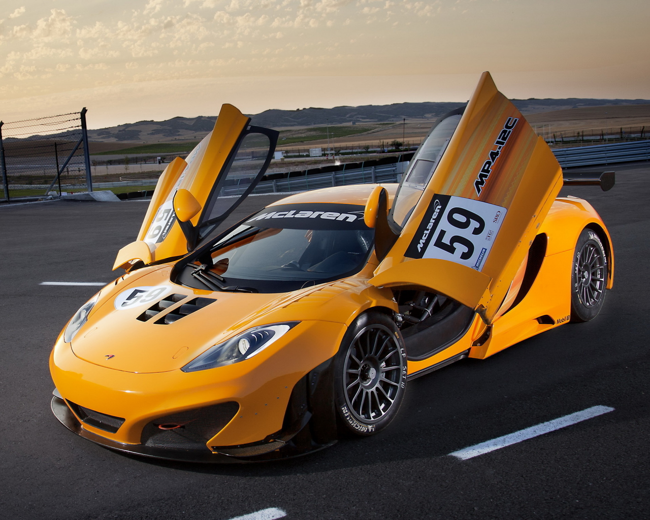 двери-бабочка, жёлтый, макларен, mclaren, yellow, gt3, mp4-12c, открытые двери