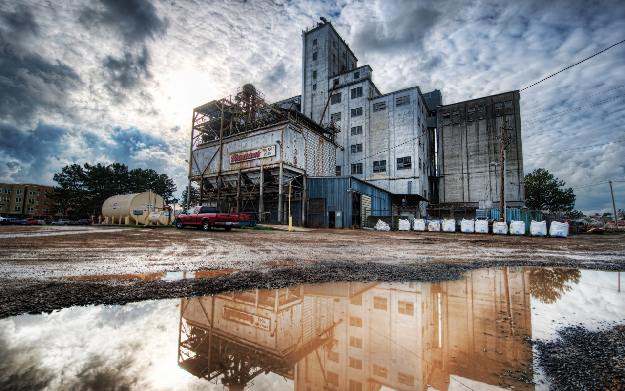 облака, heavy industry in petaluma, лужа, здание