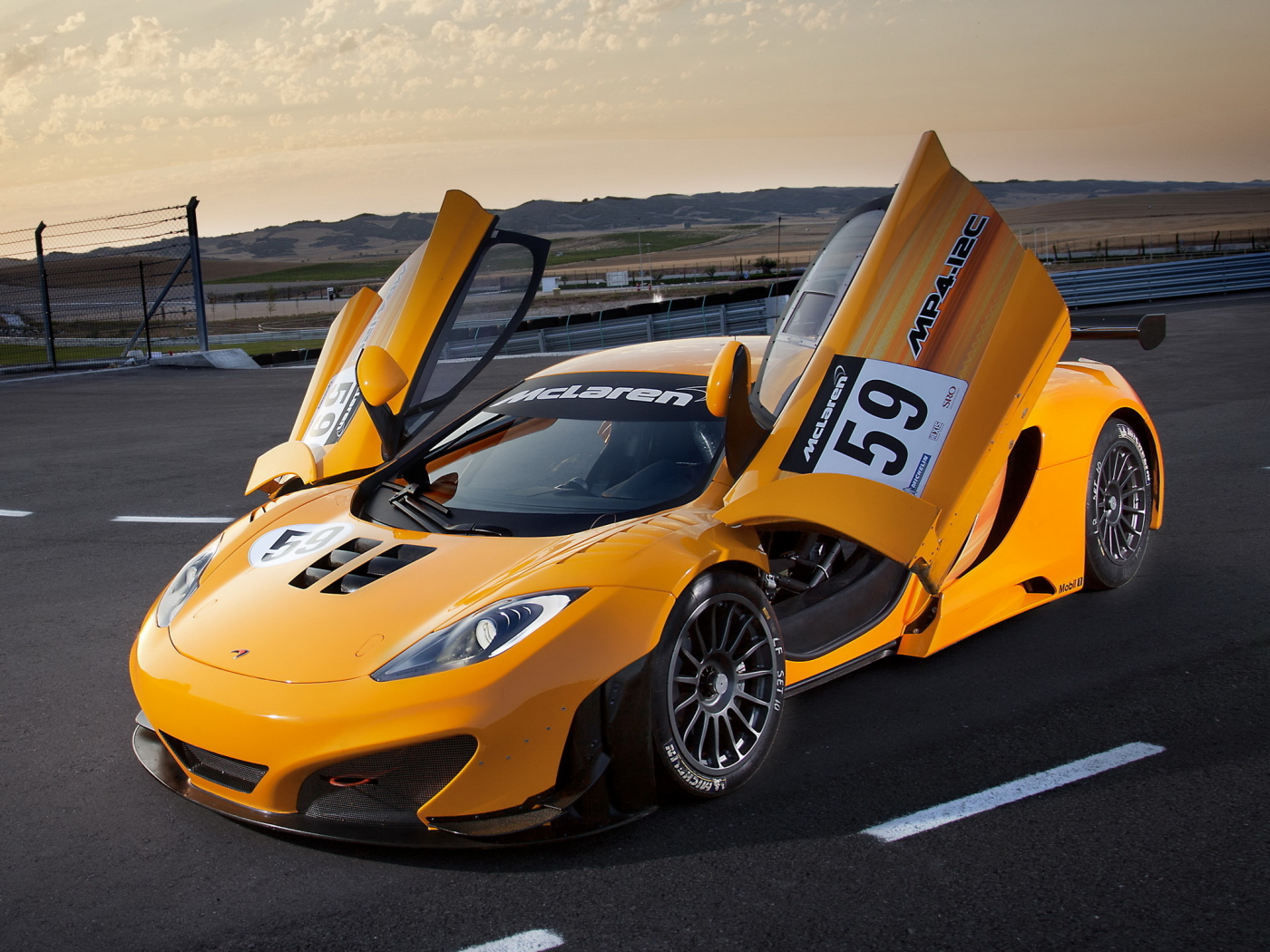 двери-бабочка, жёлтый, макларен, mclaren, yellow, gt3, mp4-12c, открытые двери