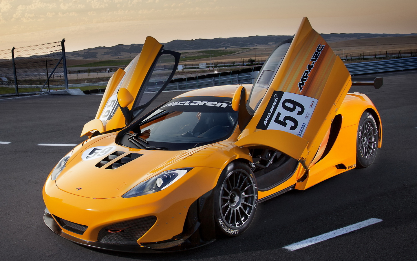 двери-бабочка, жёлтый, макларен, mclaren, yellow, gt3, mp4-12c, открытые двери